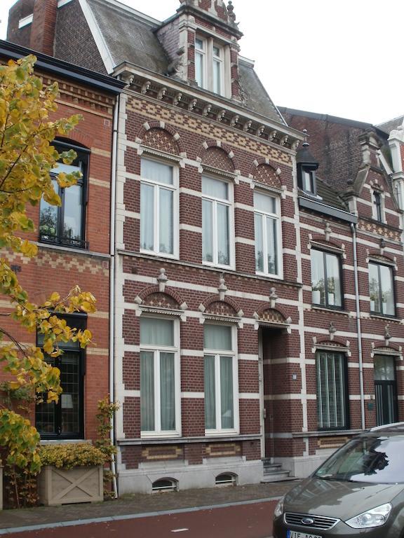 Op De Burg Bed & Breakfast Venlo Bagian luar foto